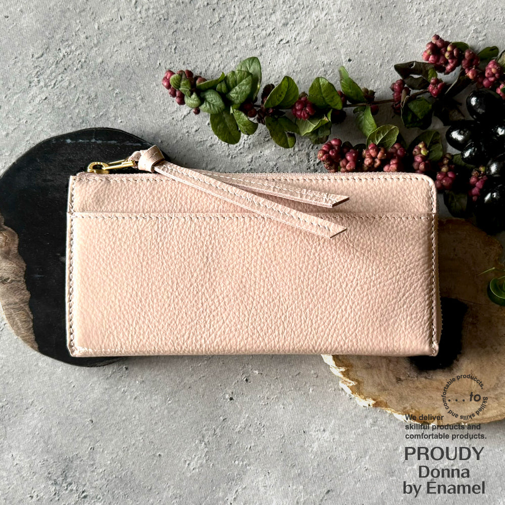【カード30枚】膨らみづらくカードが整列。利き手を問わない「美シルエット長財布」/PROUDY_Donna by Enamel